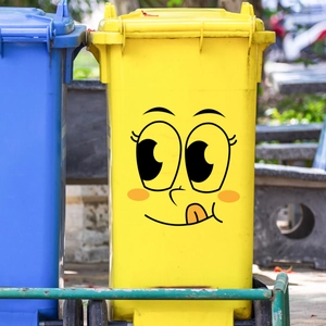 Detailweergave van grappige cartoonstickers met tong op een gele plastic afvalcontainer