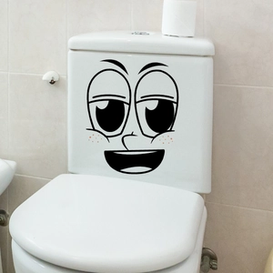 Detailopname van waterdichte cartoon gezicht stickers met lachende ogen op een toiletstorting