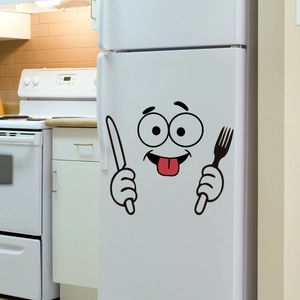 Grappige cartoon gezicht muursticker met mes en vork op een witte koelkastwand