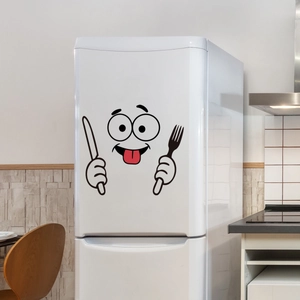 Hongerig gezicht cartoon koelkaststicker met mes en vork op een witte koelkastwand