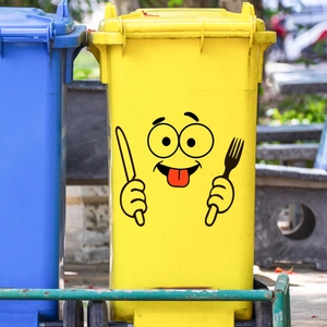 Cartoon sticker met hongerig gezicht en bestek op gele vuilnisbak voor decor