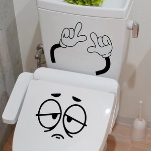 Detail van cartoon gezicht en hand stickers op een witte keramische toiletbril deksel