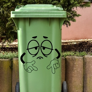 Detail van groene buitenafvalbak met cartoongezicht en handige wielen aan basis