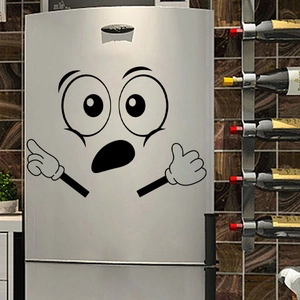 Grappige cartoonsticker met verrast gezicht op een zilveren koelkastoppervlak