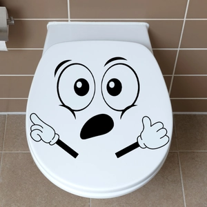 Detail van een grappige cartoonsticker aangebracht op een wit toiletdeksel