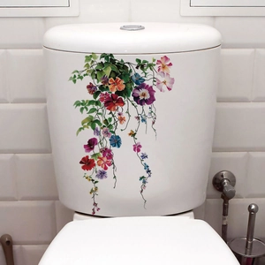 Détail de stickers muraux de vignes fleuries colorées sur une surface en céramique blanche