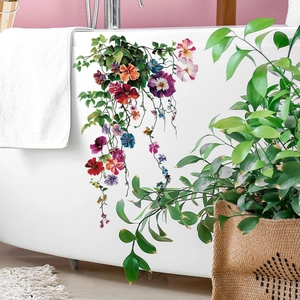 Gros plan de stickers muraux floraux colorés appliqués sur un mur de salle de bain moderne