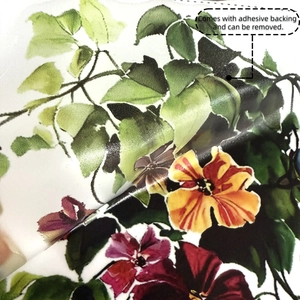 Gros plan d'un sticker mural floral amovible montrant le support adhésif en PVC