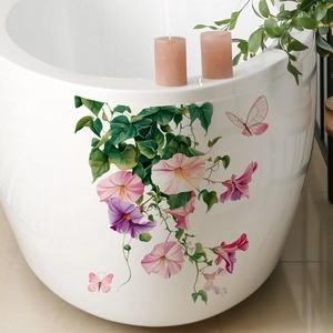 Détail de stickers muraux floraux avec liserons et papillons sur une baignoire blanche