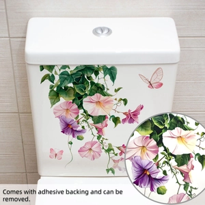 Détail de stickers muraux floraux avec fleurs de gloire et papillons sur réservoir de WC