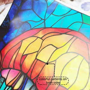 Détail de l'autocollant statique méduse avec des motifs colorés visibles des deux côtés