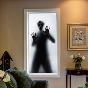 Détail d'un autocollant de fenêtre ombre de zombie d'Halloween pour décoration de fête