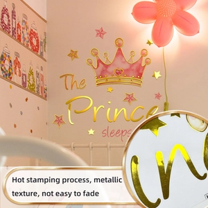 Détail du sticker mural couronne aquarelle rose avec marquage à l'or pour enfant