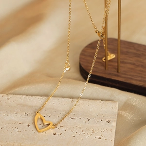 Elegante collana dorata con ciondolo a cuore in acciaio al titanio su pietra
