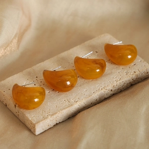 Bohemian teardrop earrings in amber resin with gold-plated titanium steel finish