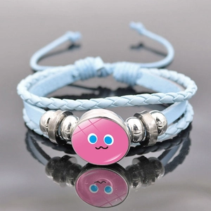 Dettaglio di un bracciale multistrato in pelle intrecciata azzurra con ciondolo emoji