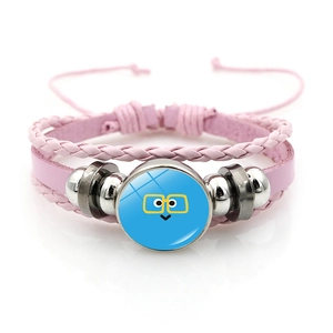 Dettaglio del bracciale in pelle rosa con charm in vetro emoji blu e perline di metallo