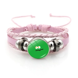 Dettaglio del braccialetto in corda intrecciata rosa con ciondolo a cartone animato