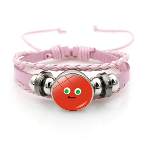 Dettaglio del bracciale multistrato in pelle rosa con ciondolo emoji in vetro buffo