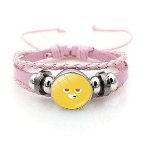 Bracciale multistrato in pelle intrecciata rosa con ciondolo emoji giallo e sfere di metallo