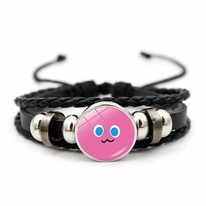Dettaglio del bracciale in pelle nera multistrato con charm cartoon rosa e perline