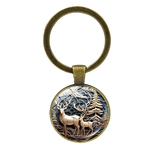 Dettaglio portachiavi in bronzo vintage con arte forestale 3D e ciondolo a cervo