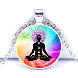 Détail macro du pendentif de méditation chakra avec sept symboles et motif arc-en-ciel