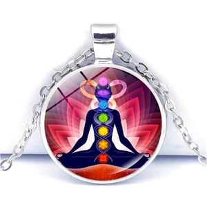 Détail du collier pendentif yoga chakra avec sept symboles d'énergie et lotus rouge