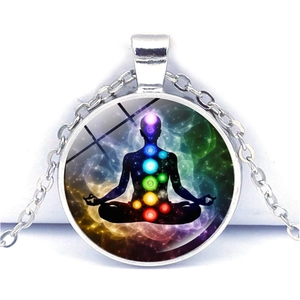 Détail du collier en alliage argenté avec pendentif rond de méditation chakra yoga