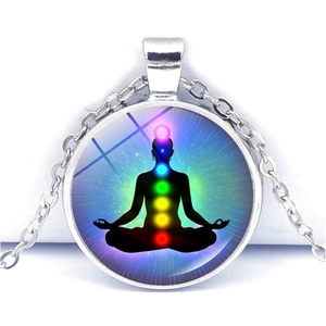 Collier chakra yoga avec pendentif silhouette de méditation sur fond blanc pur