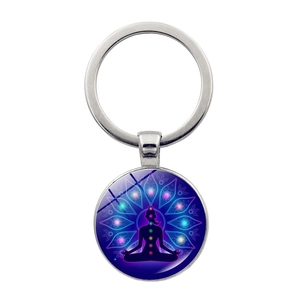 Dettaglio portachiavi Meditazione Yoga con design 7 Chakra colorati e cupola in vetro