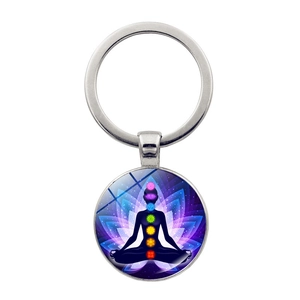 Dettaglio portachiavi yoga chakra con simboli di meditazione colorati su vetro lucido