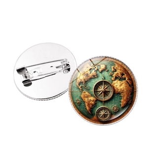 Vue détaillée de la broche boussole de carte nautique vintage avec épingle de sûreté