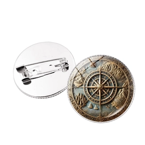 Broche boussole nautique vintage avec carte gravée et motif de navire en argenté