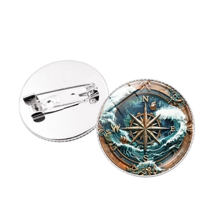 Vue détaillée de la broche boussole nautique vintage, côté motif et épingle arrière