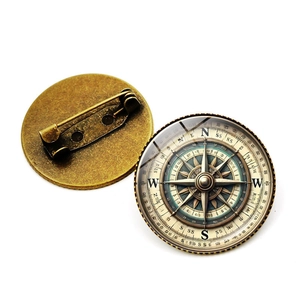 Vue détaillée avant et arrière de la broche boussole vintage avec cadran en verre cabochon