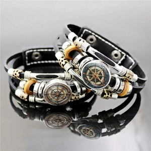 Vintage mehrlagiges Lederarmband Set mit Bronze Kompass Anhänger und Holzperlen