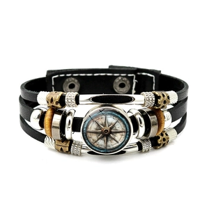 Makro-Detail des mehrlagigen Kompass-Lederarmbands mit Bronze-Ornamenten im Punk-Stil