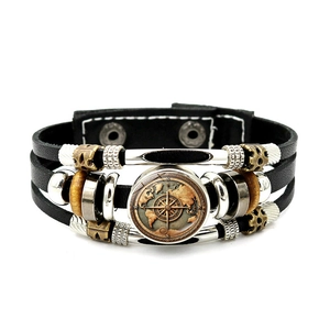 Nahaufnahme vom Vintage Mehrlagen Lederarmband mit Kompass und Weltkarte Anhänger