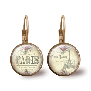 Pendientes vintage de la Torre Eiffel con motivos de París y rosas sobre fondo blanco