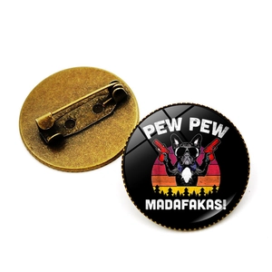 Vorder- und Rückseite einer Bronze-Brosche mit Bulldogge-Motiv und Sicherheitsnadel