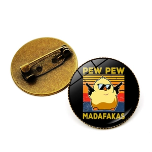 Vorder- und Rückseite der Pew Pew Madafakas Anstecknadeln mit Sicherheitsverschluss-Detail