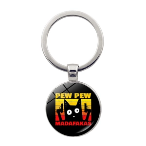 Porte-clés en métal avec chat noir à deux pistolets sur fond de rayures rétro colorées