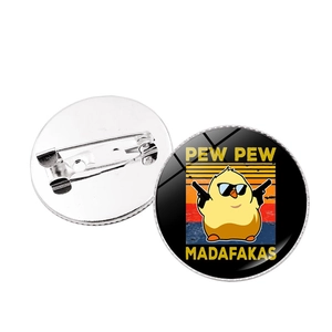 Emaille-Pin-Anstecknadel mit Cartoon-Küken, Sonnenbrille und Pistolen vor Retro-Sonnenuntergang