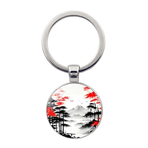 Dettaglio del portachiavi d'argento con paesaggio del Monte Fuji e foglia d'acero rossa