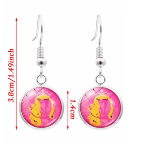 Boucles d'oreilles pendantes argentées avec breloques roses motif princesse