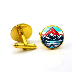 Gemelos redondos dorados para hombre con arte de paisaje de montaña sobre fondo blanco