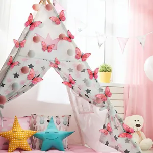 Papillons muraux 3D roses décorés sur une tente de jeu dans une chambre d'enfant
