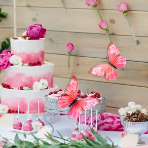 Gros plan de papillons 3D décoratifs roses pour la décoration de gâteaux et fêtes