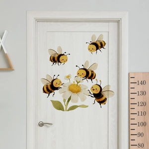 Detailansicht der handgemalten Bienen- und Gänseblümchen-Wandaufkleber auf weißer Tür